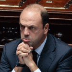 Alfano incollato alla poltrona: “Renzi resta anche se vince il No”