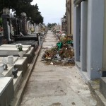 Paternò, cimitero pieno di immondizia. Il sindaco: “Colpa dei cittadini”