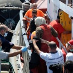 Catania, sbarcati altri 226 migranti. Non se ne può più