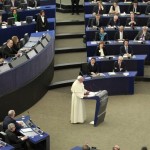 Il Papa va in Europa e bacchetta i burocrati