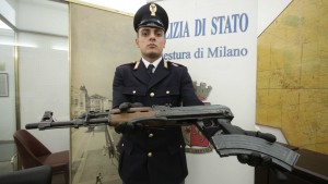 fucile Kalashnikov trovato dalla polizia di fianco al campo nomadi di via negrotto