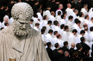 eidon - 71197 Sacerdoti e statua di San Pietro in Piazza San Pietro - Sacerdoti e statua di San Pietro in Piazza San Pietro