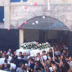 Paternò, i funerali di Gianluca e Valentina. Il padre del giovane parla pubblicamente al sindaco Mauro Mangano: “Pensi alle strade”