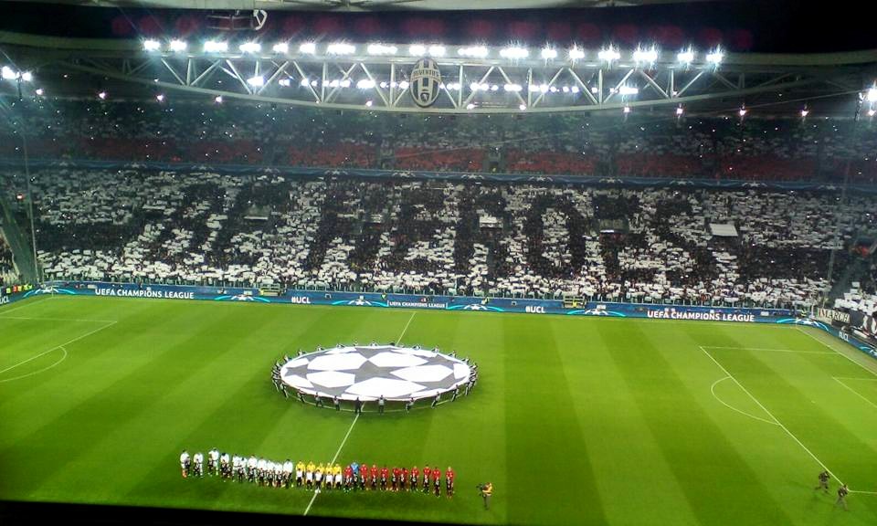 Il motto "Be heroes" realizzato dai tifosi della Juventus