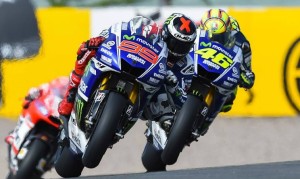 Rossi e Iannone all'inseguimento di Lorenzo 