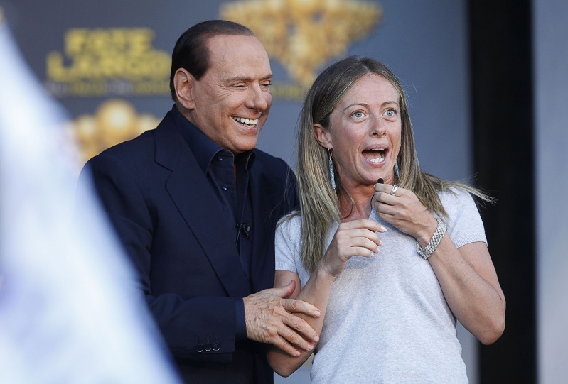 Il Presidente del Consiglio SIlvio Berlusconi ospite di Atreju, con il ministro della Gioventu', Giorgia Meloni,  oggi 9 settembre 2011 a Roma. ANSA/ALESSANDRO DI MEO