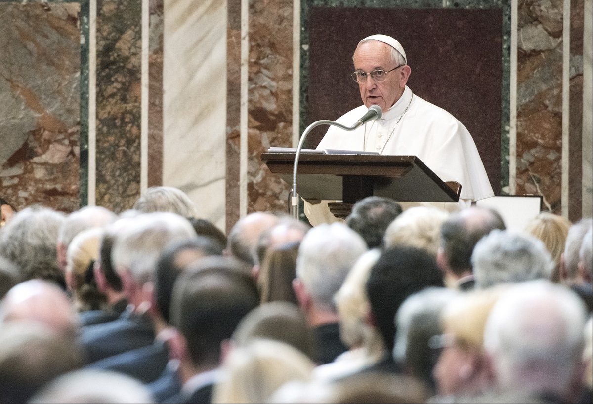 Papa Francesco pronuncia il discorso in Vaticano in occasione della consegna del Premio Carlo Magno