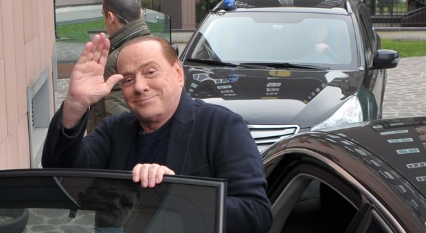 Silvio Berlusconi all'arrivo al San Raffaele lo scorso marzo per un intervento di routine agli occhi.