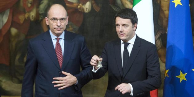 Enrico Letta e Matteo Renzi durante il passaggio di consegne a Palazzo Chigi nel 2014, quando Renzi "sfiduciò" Letta durante la direzione nazionale del Partito Democratico per poi assumere la presidenza del Consiglio al suo posto.