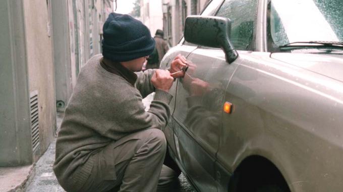 15278_torre-annunziata-ruba-auto-e-scappa-arrestato-22enne