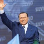 I traditori di Berlusconi ribussano ad Arcore: “Tornano in coda”