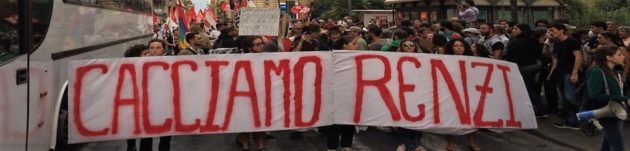 Lo striscione principale del grande corteo di protesta che ha sfilato a Catania ieri durante l'intervento di Matteo Renzi a Villa Bellini in occasione della chiusura della Festa de l'Unità-Pd