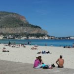 In Sicilia è ancora estate. A Mondello spiagge aperte e tanto sole