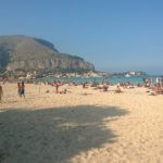 In Sicilia caldo record. Spiaggia affollata a Mondello