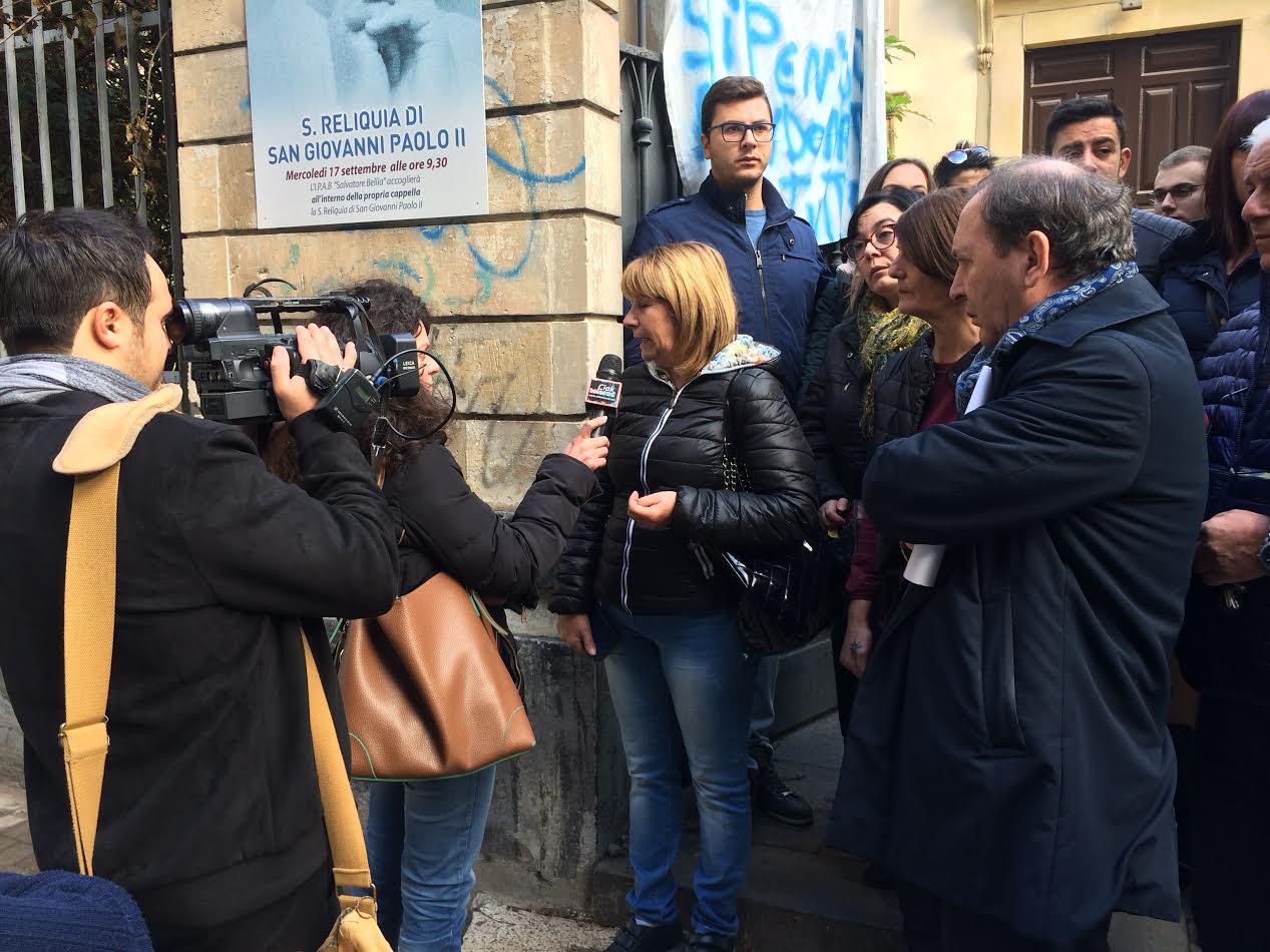 Durante la manifestazione pacifica di solidarietà tenutasi ieri. In questa immagine la giornalista Mary Sottile intervista una rappresentante dei lavoratori. Presenti alcuni cittadini solidali tra cui Nino Naso