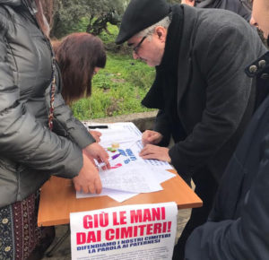 Un momento della raccolta firme di questa mattina. Padre Alessandro Ronsivalle sottoscrive la raccolta di firme promossa da Nino Naso.