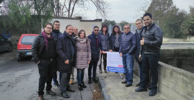 Naso con alcuni sostenitori davanti il cimitero nuovo di Paternò