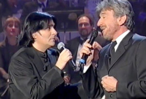 Renato Zero ospita Gigi Proietti nel 2000 durante "Tutti gli zeri del mondo", show in quattro puntate condotto e diretto da Renato Zero su Raiuno