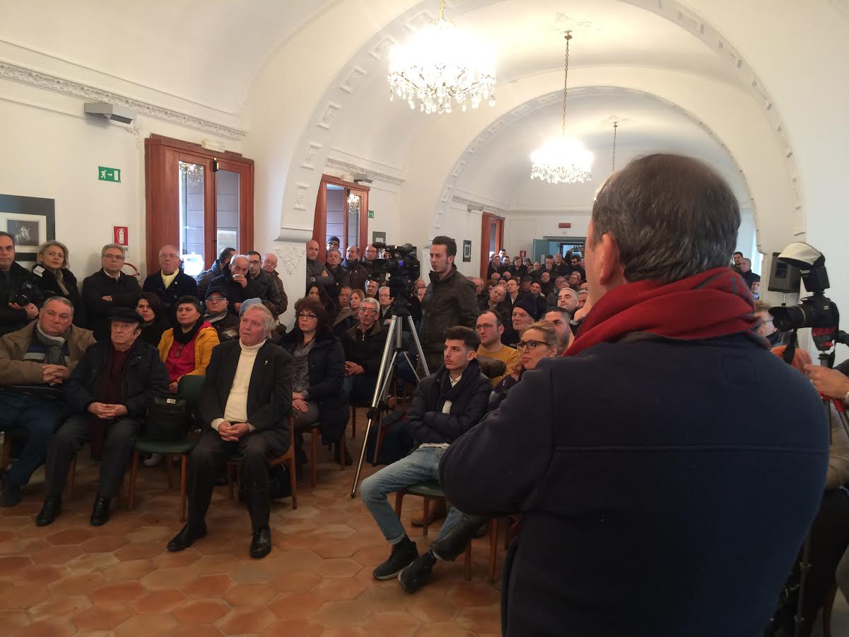 Nino Naso durante l'incontro pubblico per dire No alla privatizzazione dei cimiteri tenutosi lo scorso 22 gennaio alla Biblioteca Comunale.