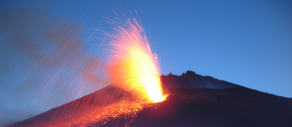 Il vulcano Etna in eruzione