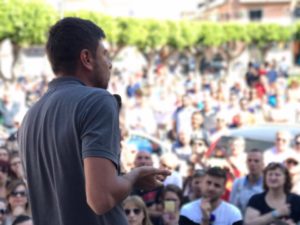 Alessandro Di Battista parla in Piazza Indipendenza.