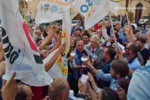 Nino Naso festeggia la vittoria a primo turno (Foto Antonino Carobene)