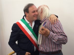 Il sindaco di Paternò Nino Naso abbraccia il prof. Enzo Indaco un attimo prima di conferirgli la "cittadinanza benemerita".