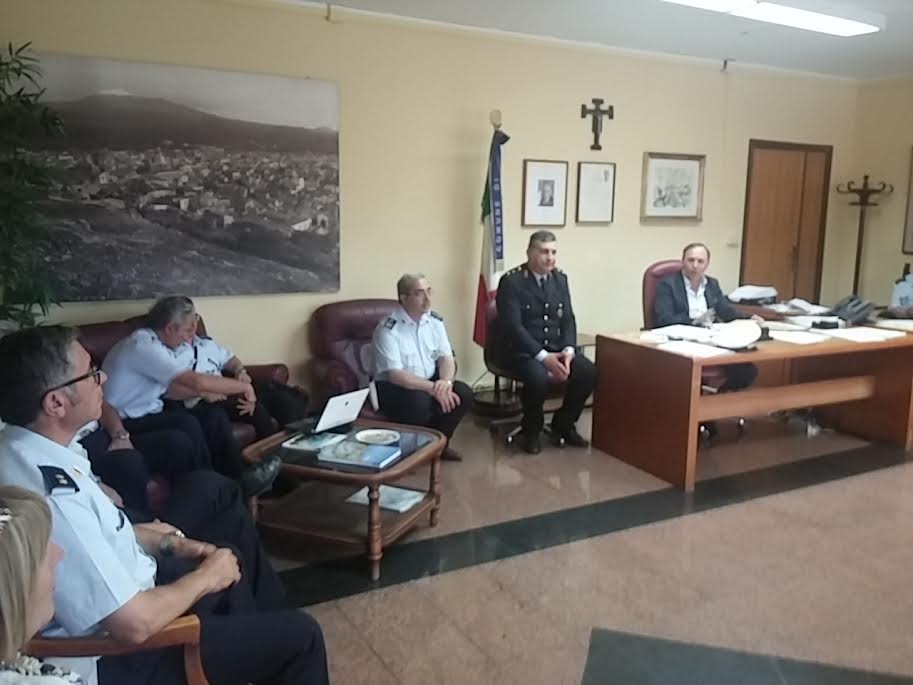 Il sindaco di Paternò Nino Naso durante il vertice operativo con la Polizia Municipale.