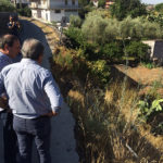 Paternò, sopralluogo del sindaco in via Romiti dove la strada è a metà