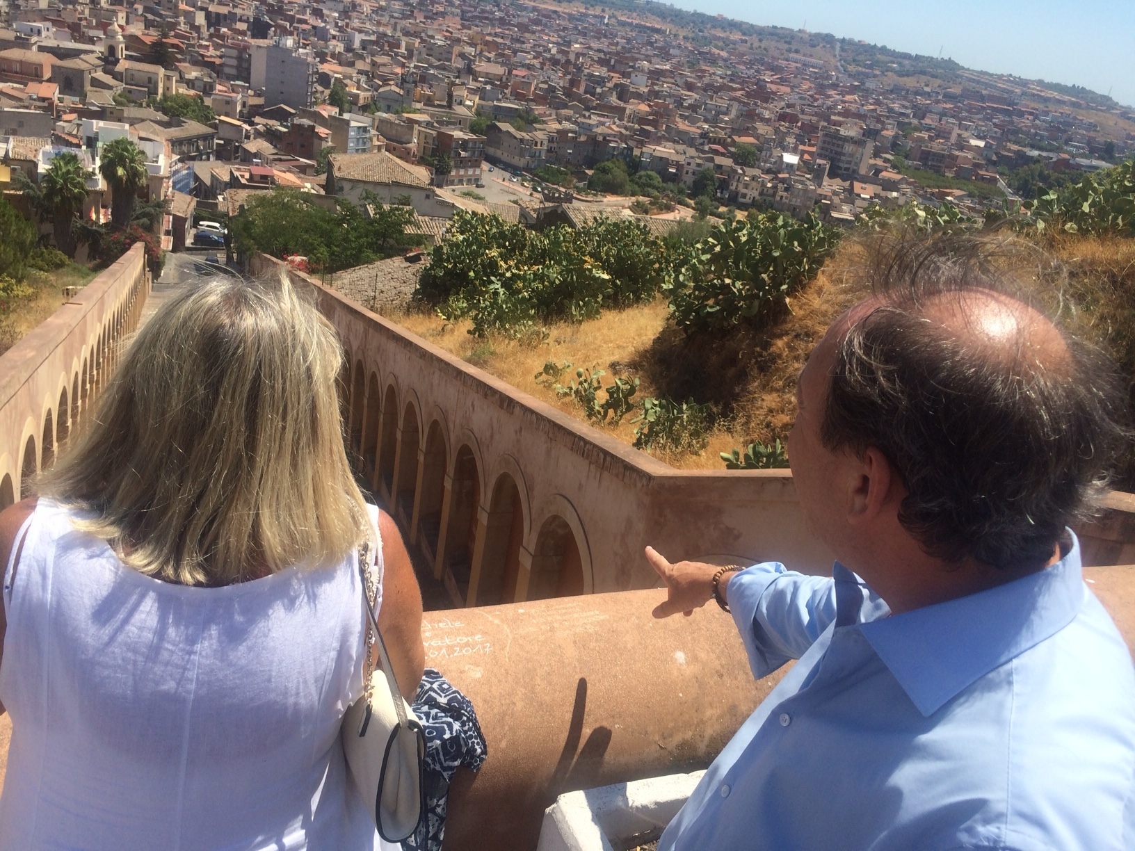 Un momento della visita istituzionale di ieri del Sovrintendente ai Beni Culturali e Ambientali di Catania insieme al sindaco di Paternò, Nino Naso.