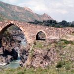 Sicilia, il Ponte dei Saraceni e i fondali vulcanici del Simeto