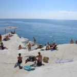 Agrigento, bagno d’autunno per i turisti alla Scala dei Turchi