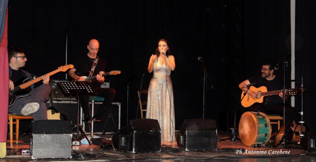 Un momento dell'esibizione di Eleonora Bordonaro ieri sera al Piccolo teatro di Paternò (Foto: A. Carobene)