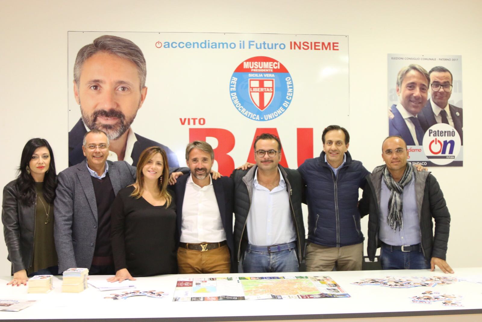 Vito Rau insieme alla squadra di Paternò On. Da sinistra: Rosanna Lauria, Tonino Cunsolo, Agata Marzola, Vito Rau, Ignazio Mannino, Roberto Faranda e Alfredo Sciacca.