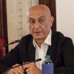 Migranti, Marco Minniti si butta a destra: “Chiudere centri accoglienza”