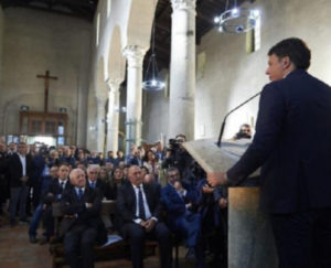 Matteo Renzi in chiesa.