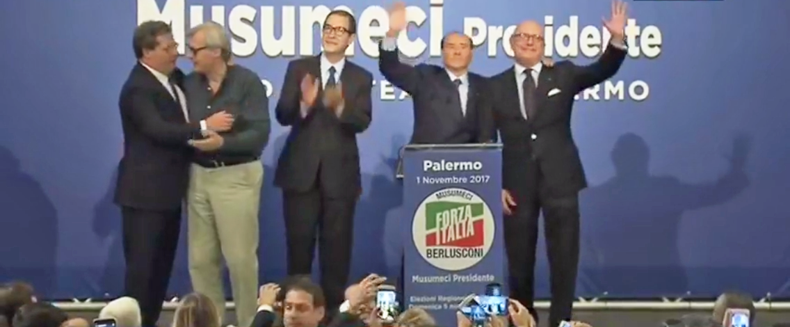 Un'istantanea della manifestazione di oggi al Politeama di Palermo. Da sinistra: Gianfranco Miccichè, Vittorio Sgarbi, Nello Musumeci, Silvio Berlusconi e Gaetano Armao.