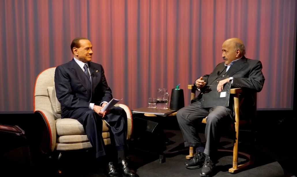 Silvio Berlusconi insieme a Maurizio Costanzo negli studi di Canale5 per "L'Intervista"