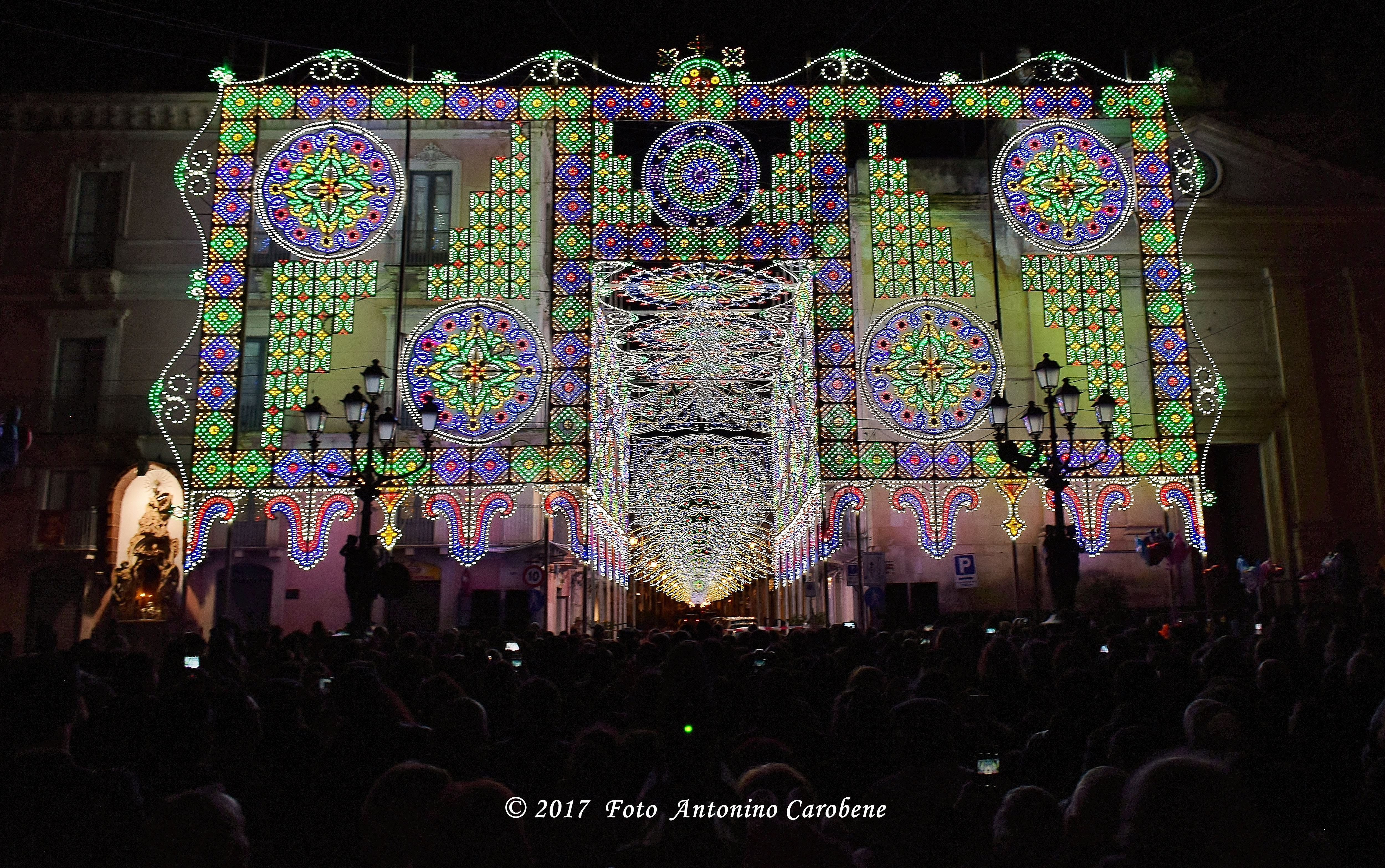 Un fermo immagine dell'accensione delle nuove e imponenti luminarie in Piazza Indipendenza a Paternò allestite in occasione dei festeggiamenti in onore di Santa Barbara, Patrona di Paternò. (Foto: Antonino Carobene)