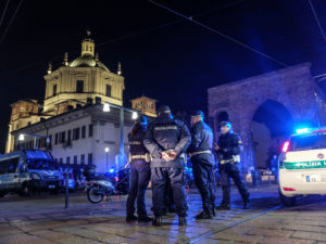 Controlli antispaccio della Polizia alle Colonne di San Lorenzo a Milano