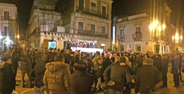 Un'immagine del comizio di ieri sera in Piazza Indipendenza.