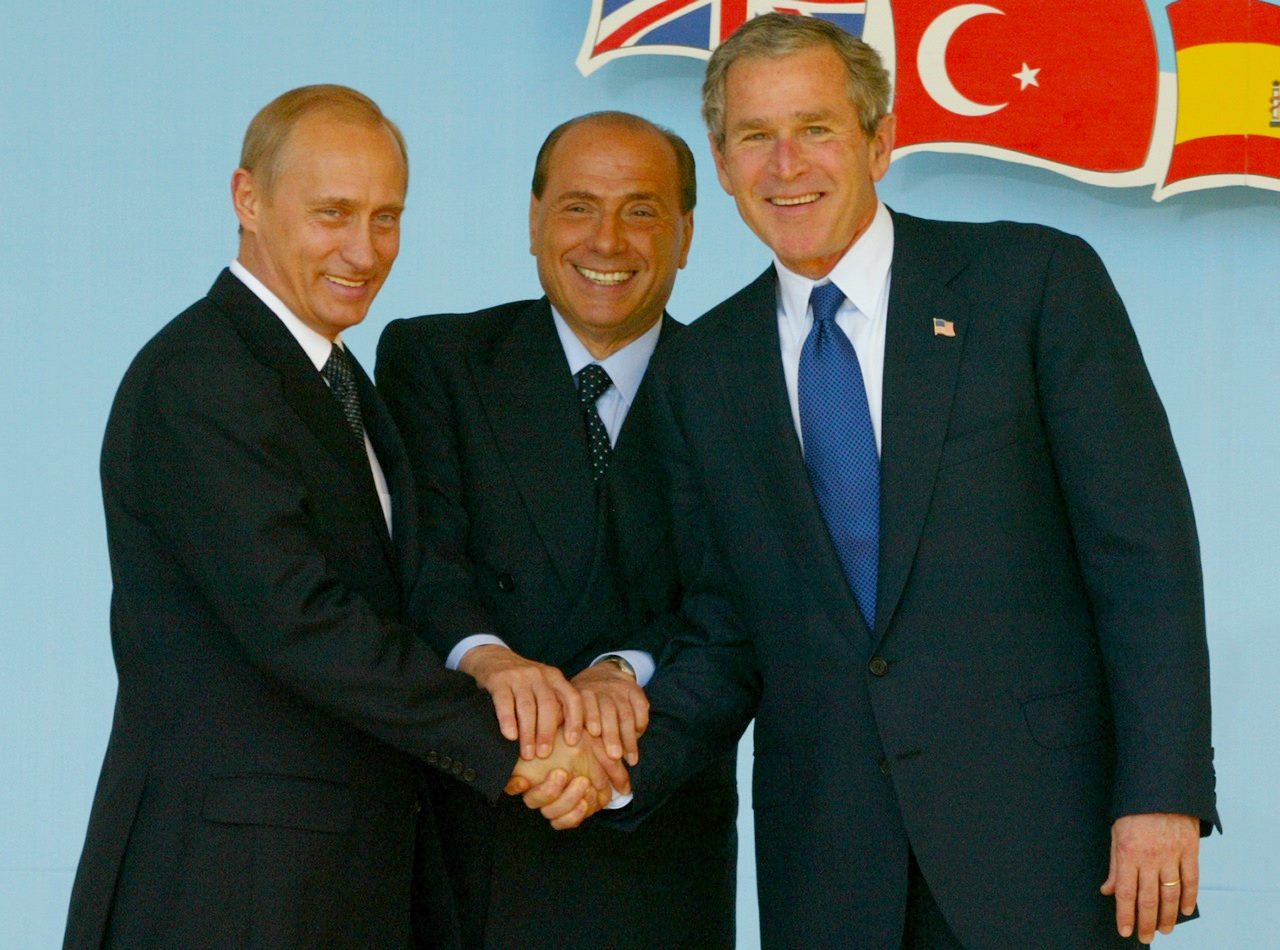 SIlvio Berlusconi unisce le mani dell'allora presidente Usa George Bush e del presidente della Federazione Russa Vladimir Putin a Pratica di Mare nel 2002. E' l'immagine simbolo della fine della Guerra Fredda.