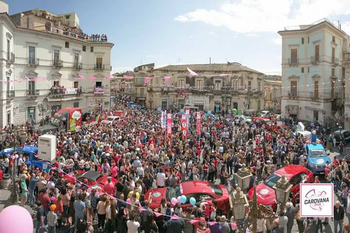 Un momento di aggregazione cittadina, in piazza Regina Margherita, prima del passaggio della carovana del Giro d'Italia a Paternò.