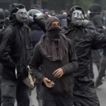 I Black bloc devastano Parigi