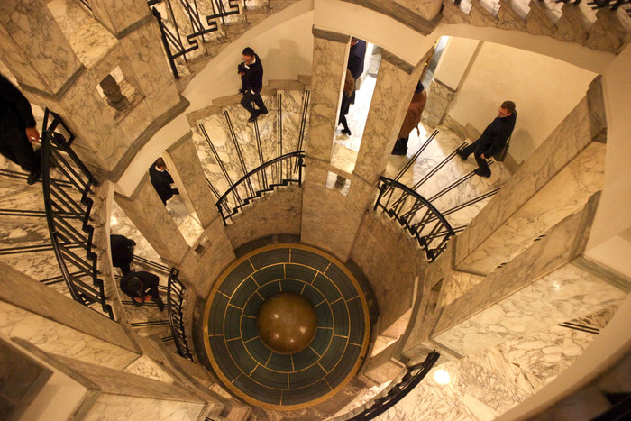 Palazzo Mezzanotte, in piazza Affari, sede della Borsa Italiana a Milano, 18 novembre 2011.