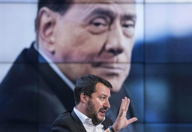 Matteo Salvini. Sullo sfondo Silvio Berlusconi.
