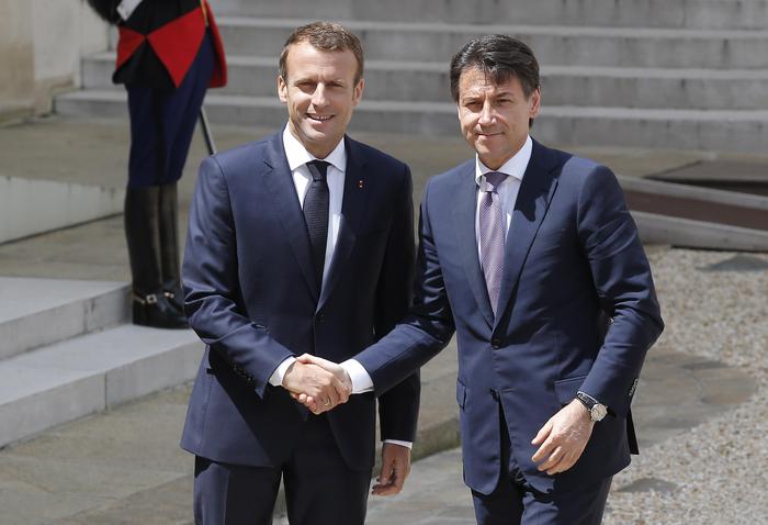 Il presidente francese Macron insieme al presidente del Consiglio italiano Conte.