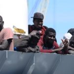 Migranti, 10 sbarchi nella notte a Lampedusa: arrivati in 580