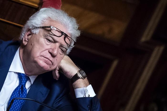 Denis Verdini di Ala in aula al Senato durante le dichiarazioni di voto sulla fiducia posta dal governo sulla legge elettorale Rosatellum, Roma, 26 ottobre 2017. ANSA/ANGELO CARCONI