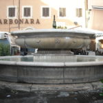 Roma, la fontana di Campo de’ Fiori sfregiata dai tuffi dei francesi